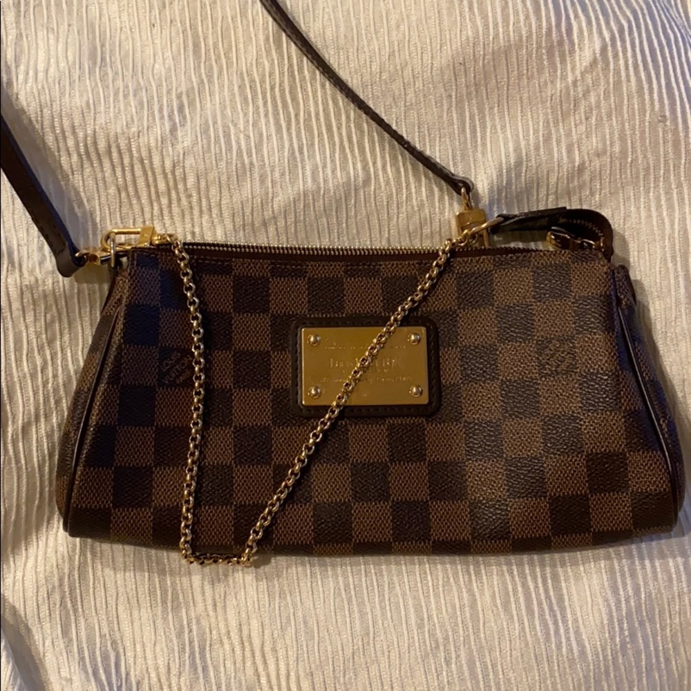 Authentic Louis Vuitton crossbody bag 🦋🦋